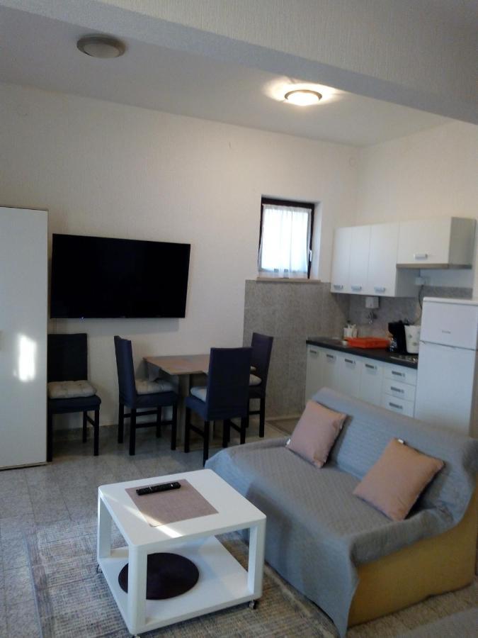 Apartmani Alma Pula Luaran gambar